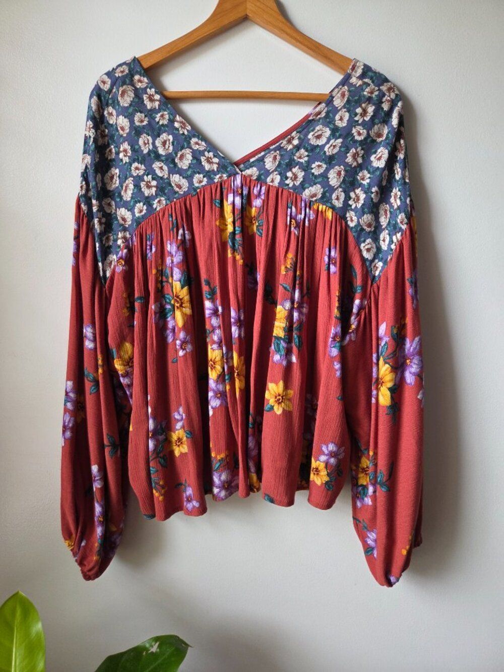 EUC CES FEMME FLORAL V NECK BOHO LOOSE FITTING LONG SLEEVES TOP SIZE SMALL